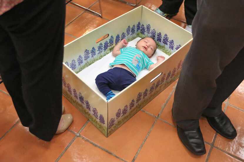 El bebé Maxon Salinas de seis semanas duerme en una caja para bebé que le fue proveida a su...