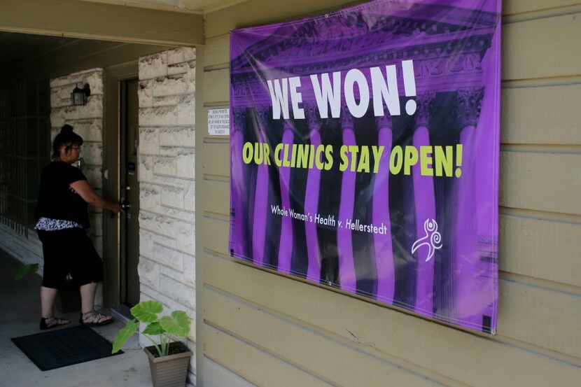 Una pancarta en Choice Clinic, una instalación de atención a la mujer en Austin, celebra el...