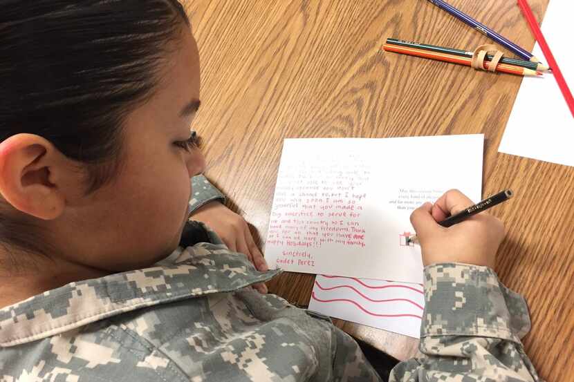 Destiny Pérez, integrante del cuerpo de cadetes de la secundaria Thomas C. Marsh, escribe...