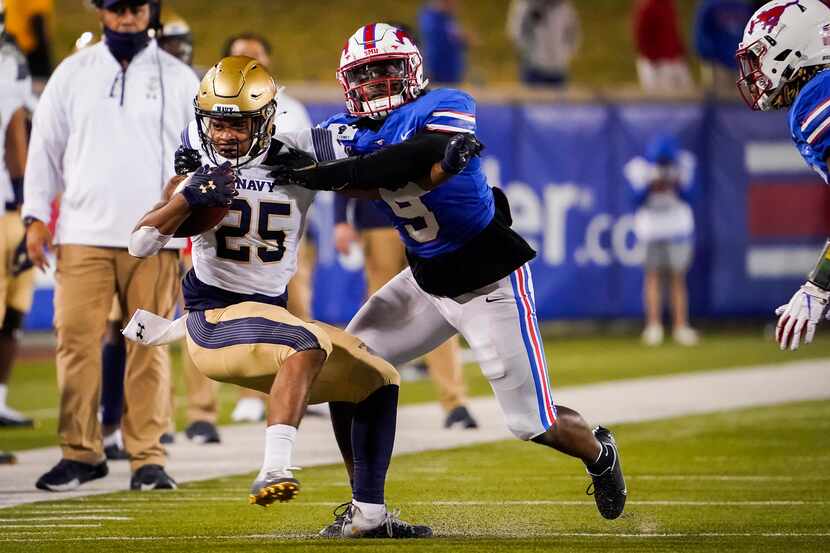 SMU linebacker Shaine Hailey (9) brings down Navy running back Carlinos Acie (25) during the...