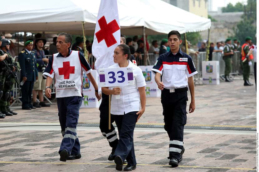 Elementos de la Cruz Roja Mexicana desfilaron en el Centro del municipio con motivo del Día...