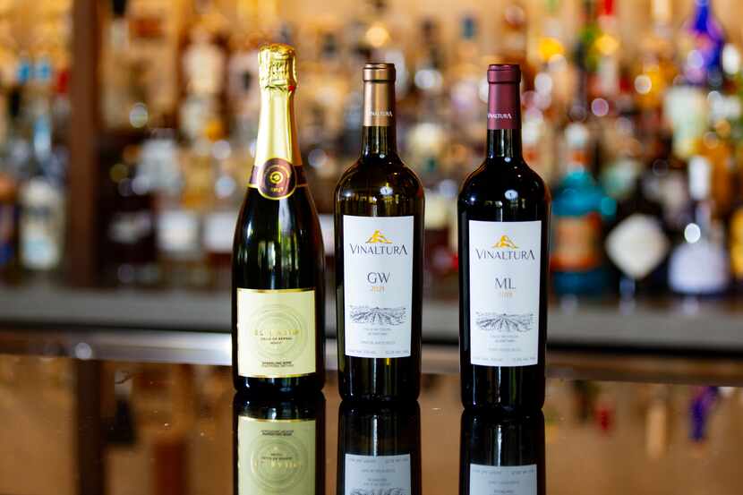 Tres diferentes tipos de vino de dos marcas de Querétaro —El Bajio y Vinaltura—, en el...