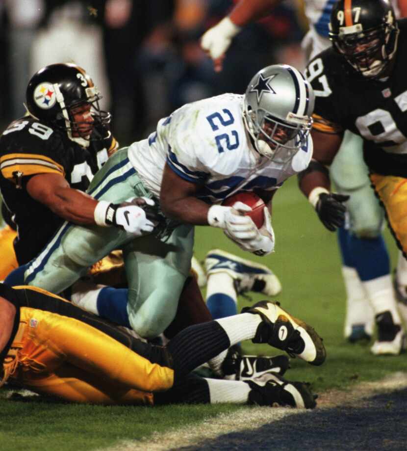 Emmitt Smith reaches for the goal line.