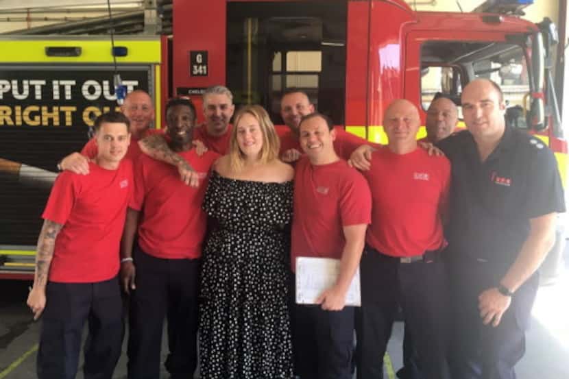 Adele visitó una brigada de bomberos en Londres el martes. Foto de Twitter. 
