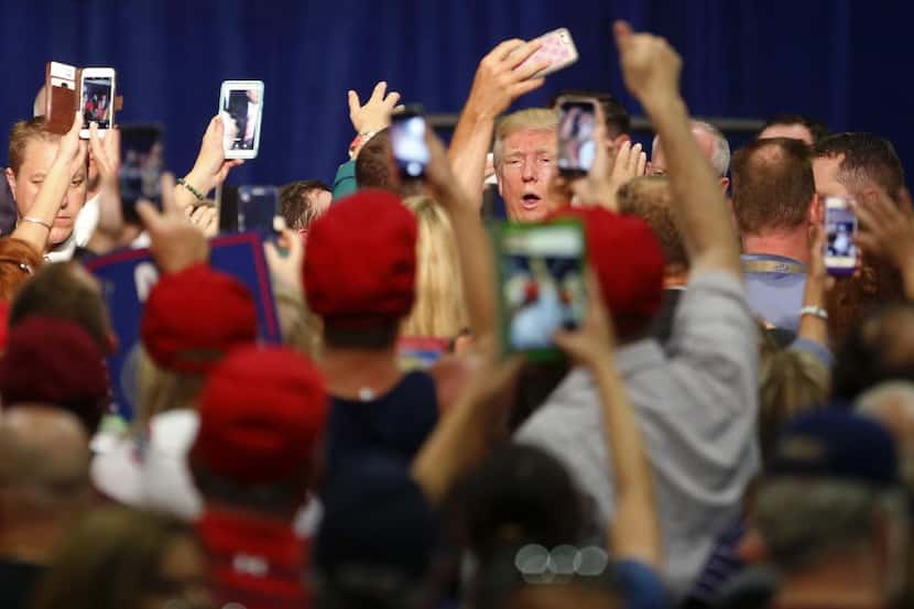 El republicano Donald Trump saluda a sus simpatizantes luego de un evento en Fredericksburg....