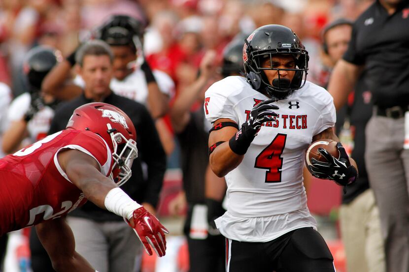 Arkansas' Dre Greenlaw, left, lunges after Texas Tech's Justin Stockton (4) during the first...