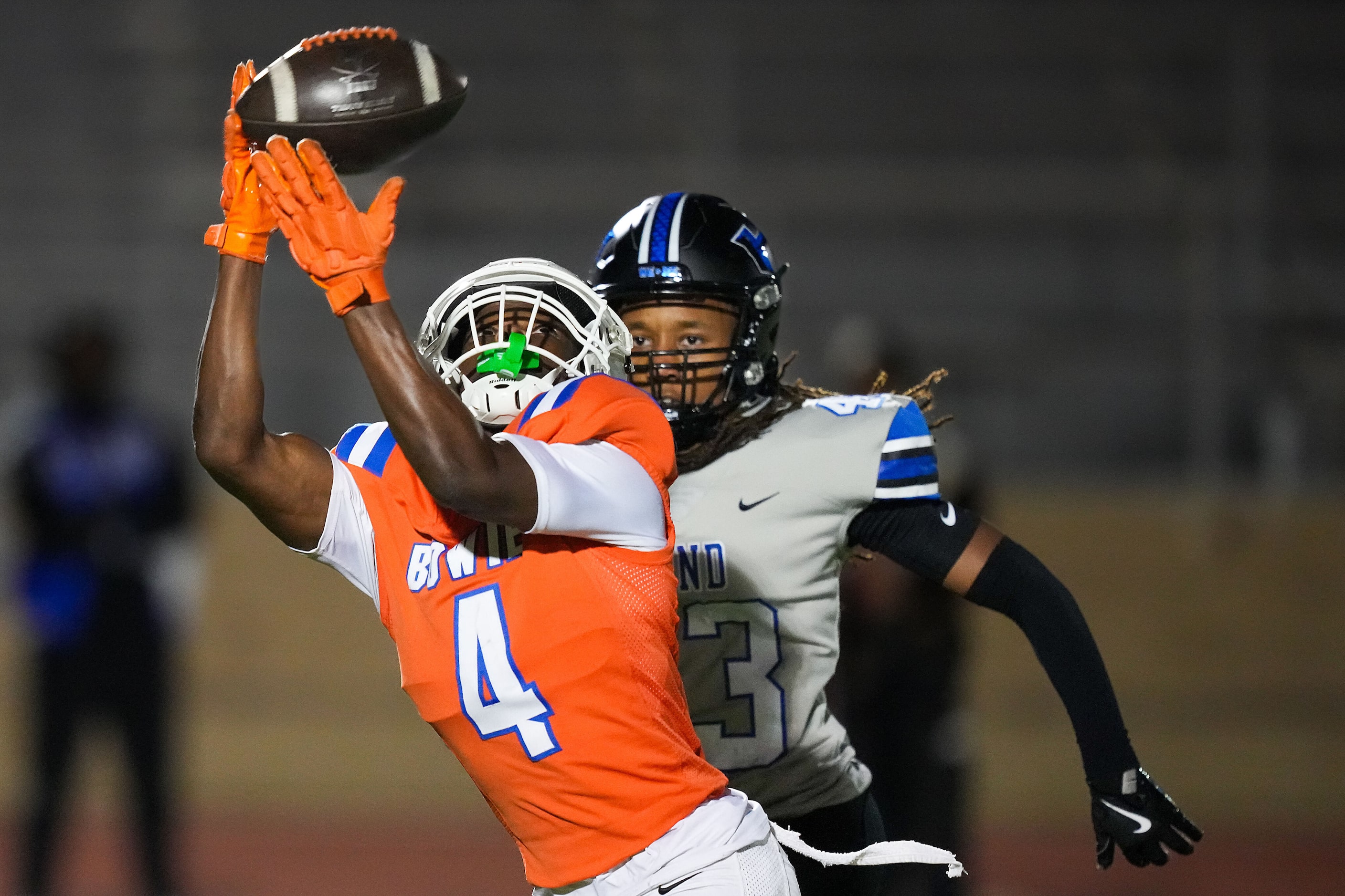 Arlington Bowie wide receiver Keidric Osunde-Brown (4) hauls in a 53-yard touchdown pass...