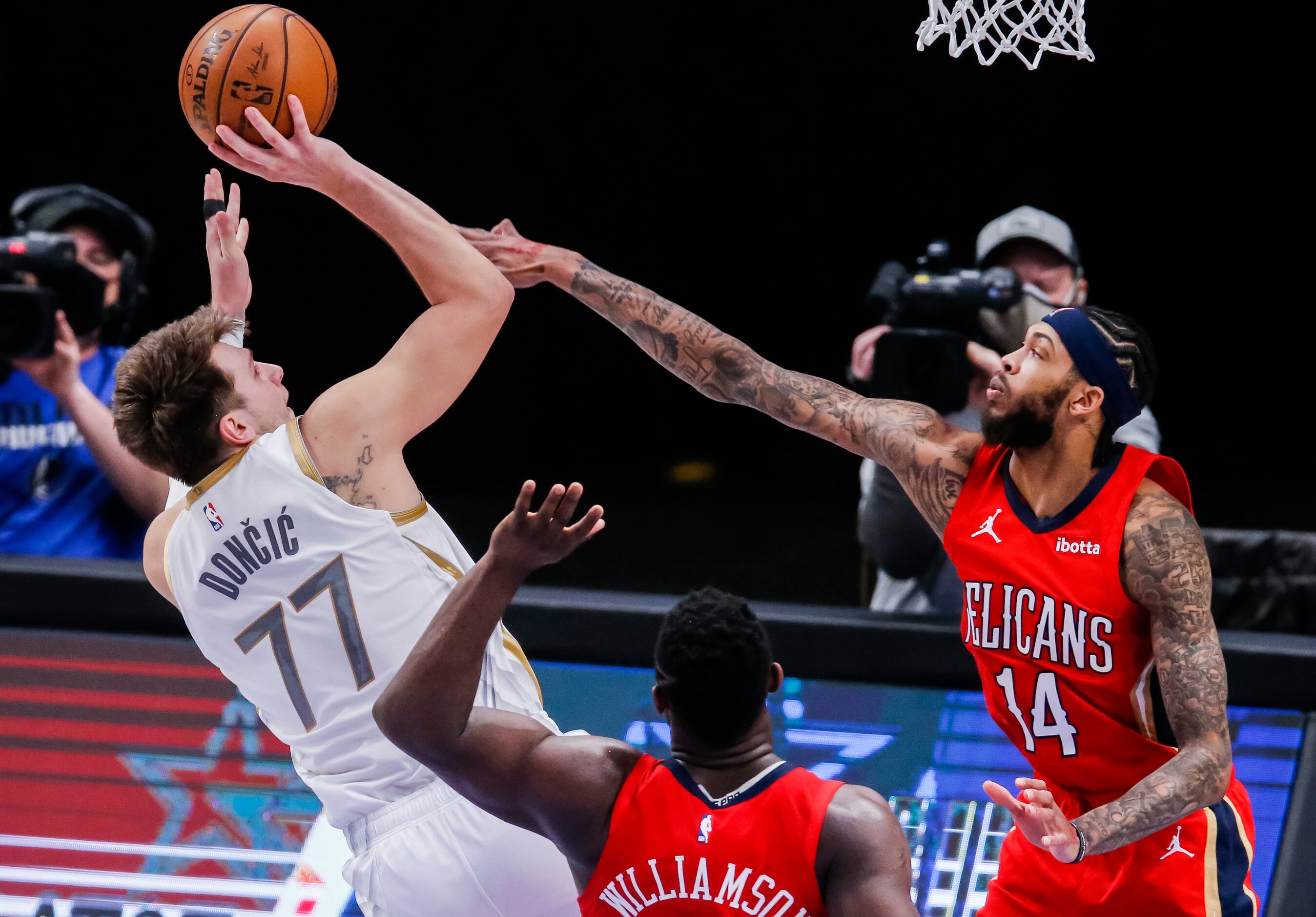 Dallas Mavericks guard Luka Doncic (77) attempts a shot as New Orleans Pelicans forward...