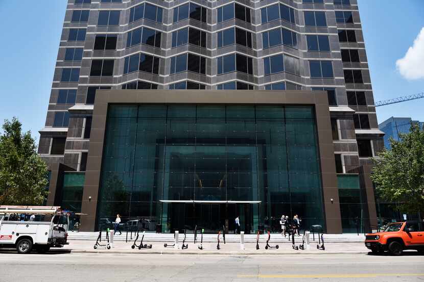Goldman Sachs already has more than 1,000 workers in the Trammell Crow Center on Ross Avenue...