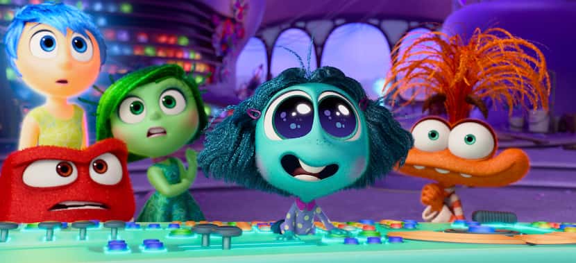 En esta imagen distribuida por Disney/Pixar se ven, atrás a la izquierda, Joy, y luego de...