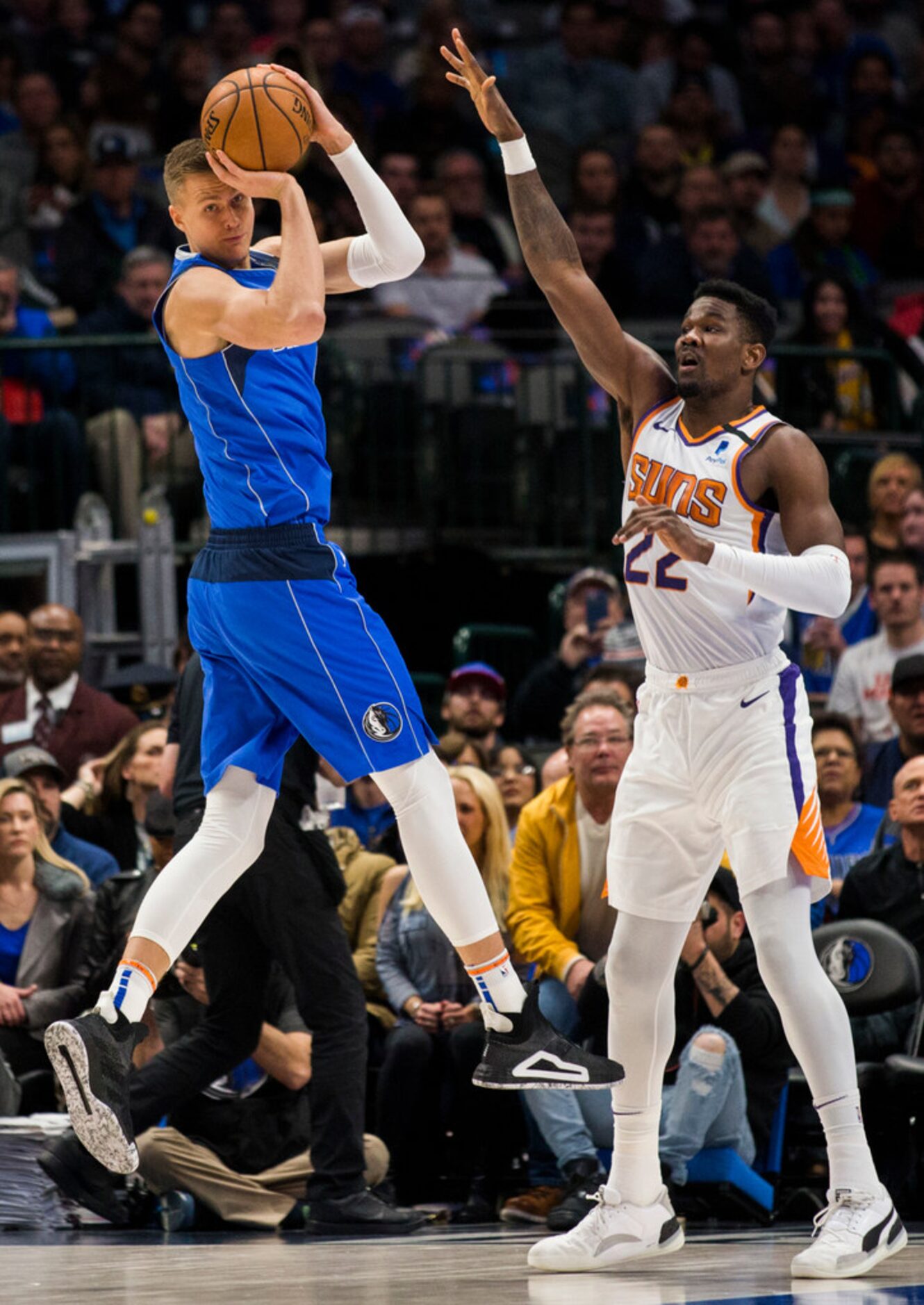 Dallas Mavericks forward Kristaps Porzingis (6) takes a shot over Phoenix Suns center...