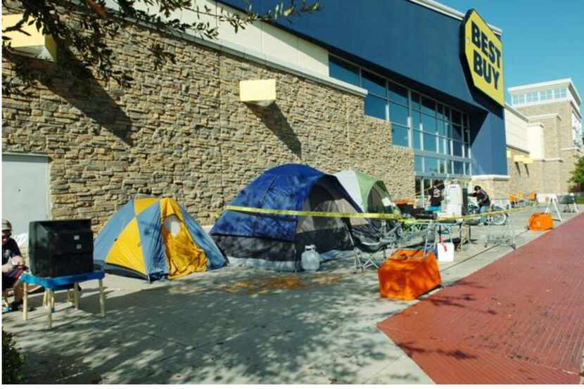  Shoppers lined up at a Best Buy store in Denton, Texas on November 23, 2011. (DMN file photo)