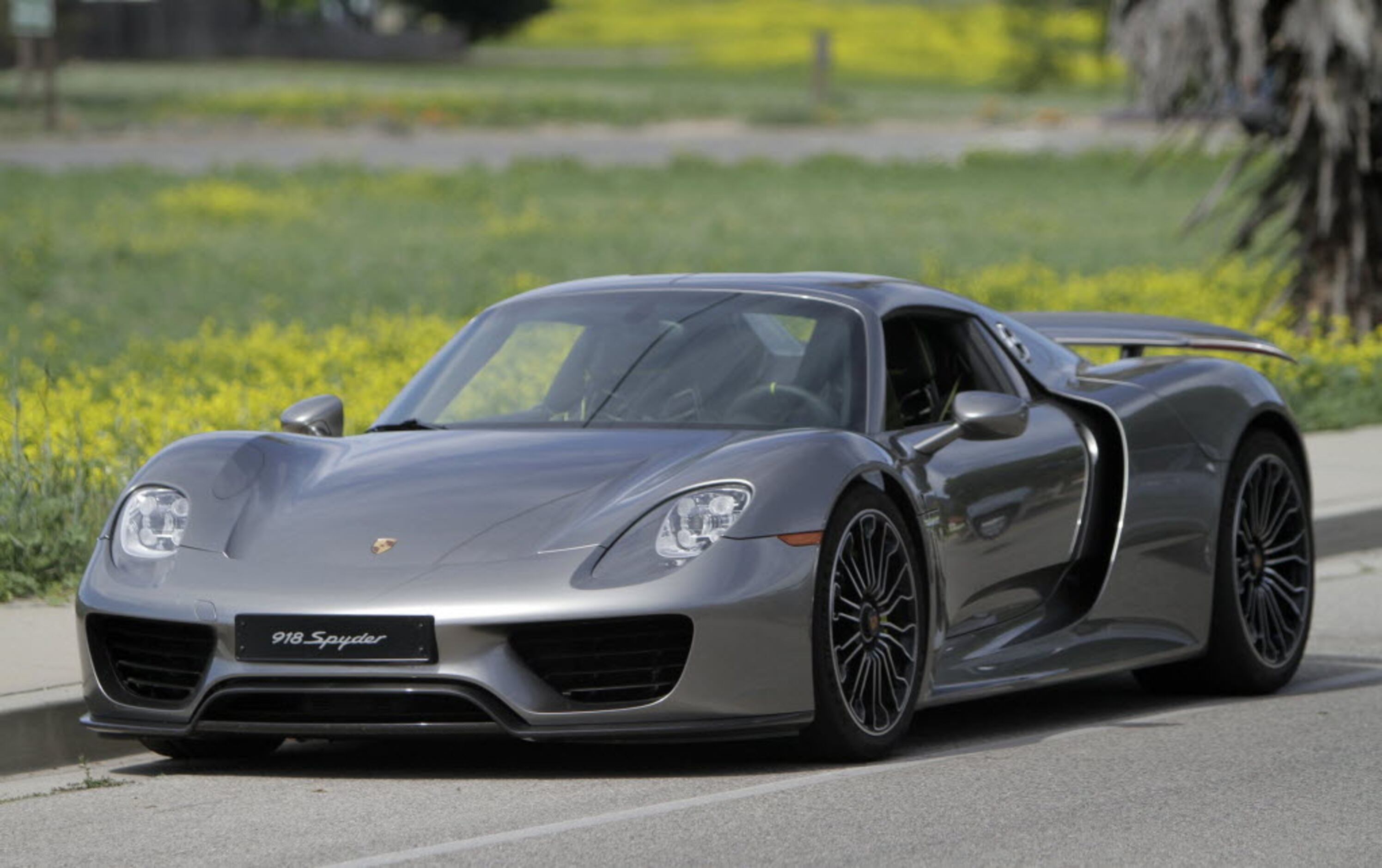 This Porsche 918 Spyder Is a 887 HP Hybrid Beast With Just 4,700 Miles