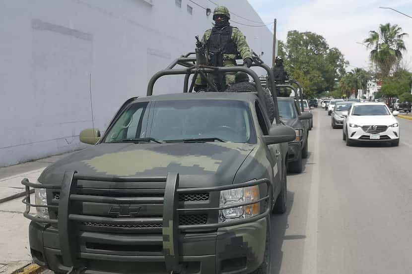 Miembros de las fuerzas de seguridad patrullan las calles de Nuevo Laredo luego de los...