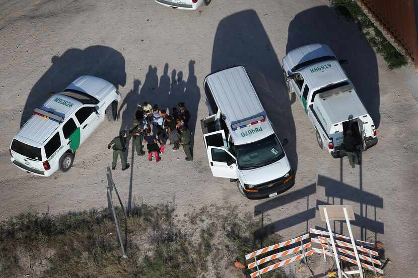 Camionetas de la Patrulla Fronteriza toman en custodia a varios inmigrantes en la región de...