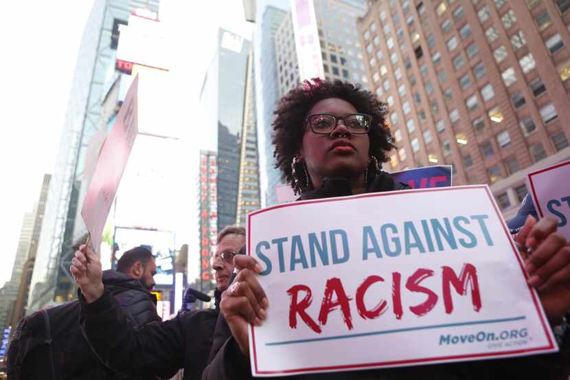 Una persona porta una pancarta del movimiento MoveOn.org que aboga por tolerancia.(GETTY...
