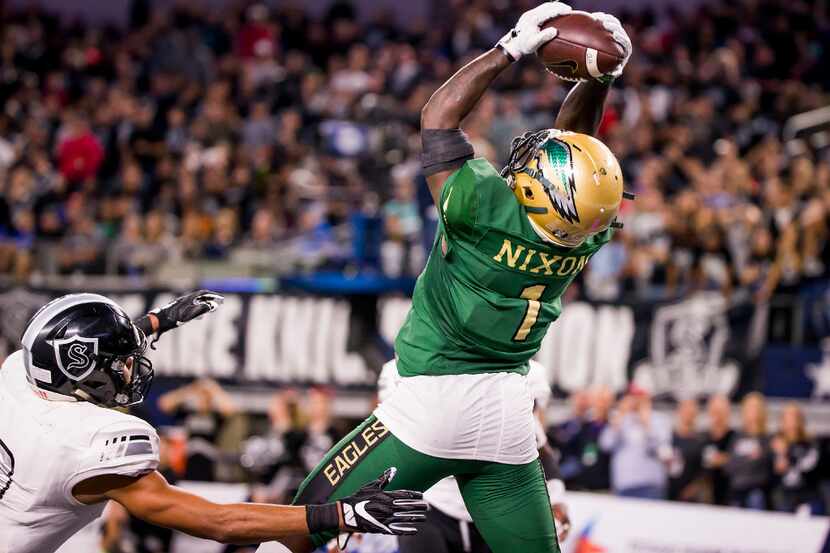 DeSoto wide receiver KD Nixon (1) catches a 28-yard touchdown pass during the first half of...