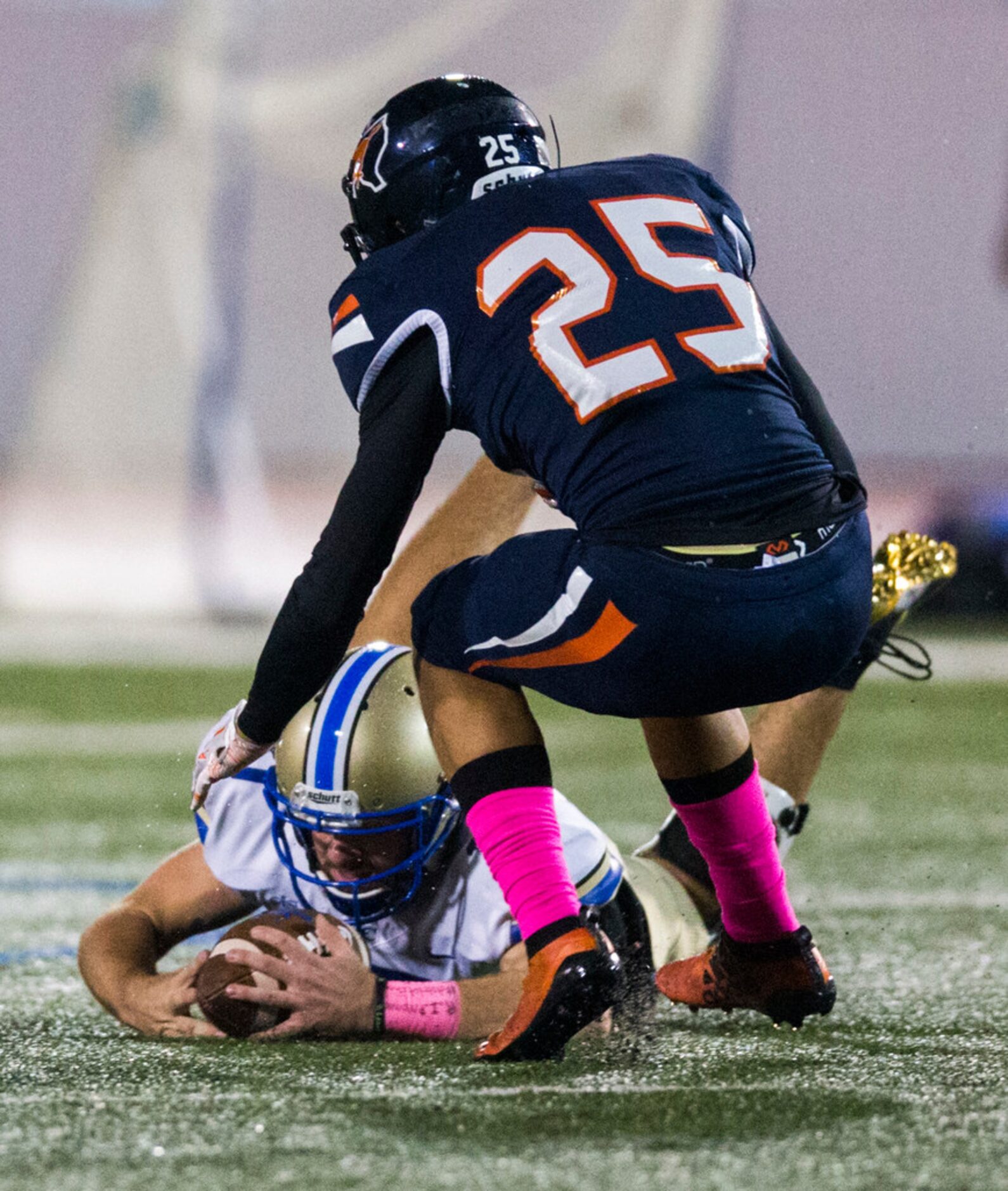 Garland Lakeview quarterback Jarret Adams (10) recovers a fumbled snap ahead of Sachse...