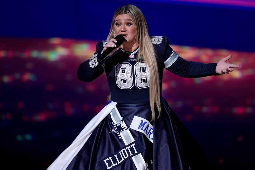 Kelly Clarkson became the first woman to host the NFL Honors award show ahead of Super Bowl...