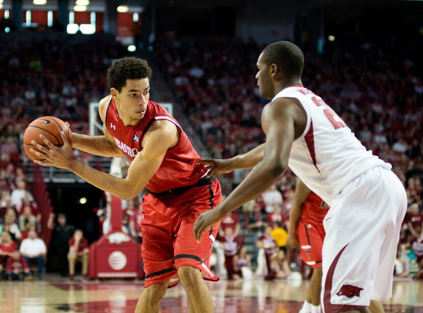 Arkansas' Manuale Watkins (21) defends Texas Tech's Zach Smith (11) in the second half of an...