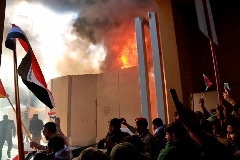 Manifestantes irrumpieron en la sede diplomática de Estados Unidos en Bagdad, Iraq el martes...