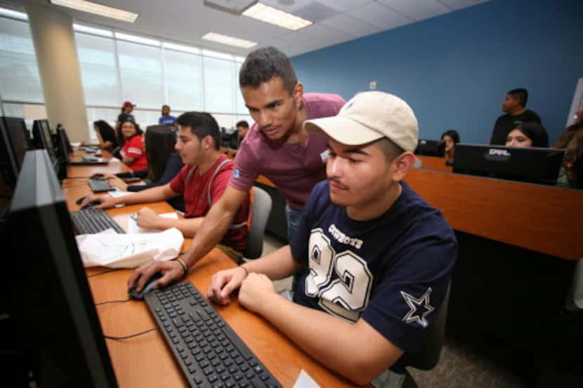 Andres Elizondo, 17, llena su solicitud de ayuda gubernamental financiera durante el...