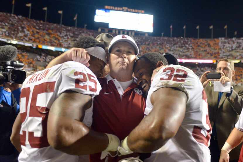 KNOXVILLE, TN - SEPTEMBER 12: Head coach Bob Stoops of the Oklahoma Sooners hugs running...