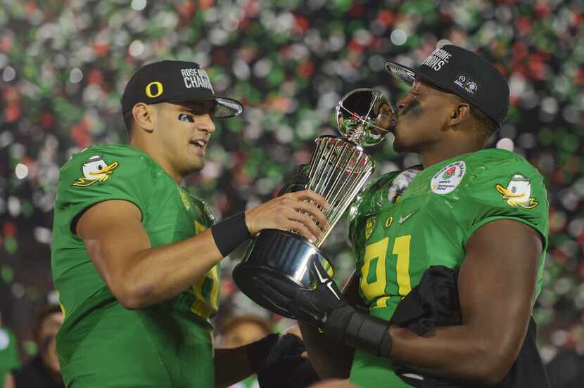 Jan 1, 2015; Pasadena, CA, USA; Oregon Ducks linebacker Tony Washington (91) kisses the...