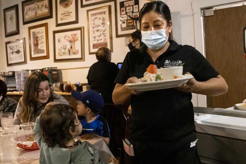 Dora Calderón sirve a unos comensales en el restaurante Los Vaqueros de Fort Worth, Texas,...
