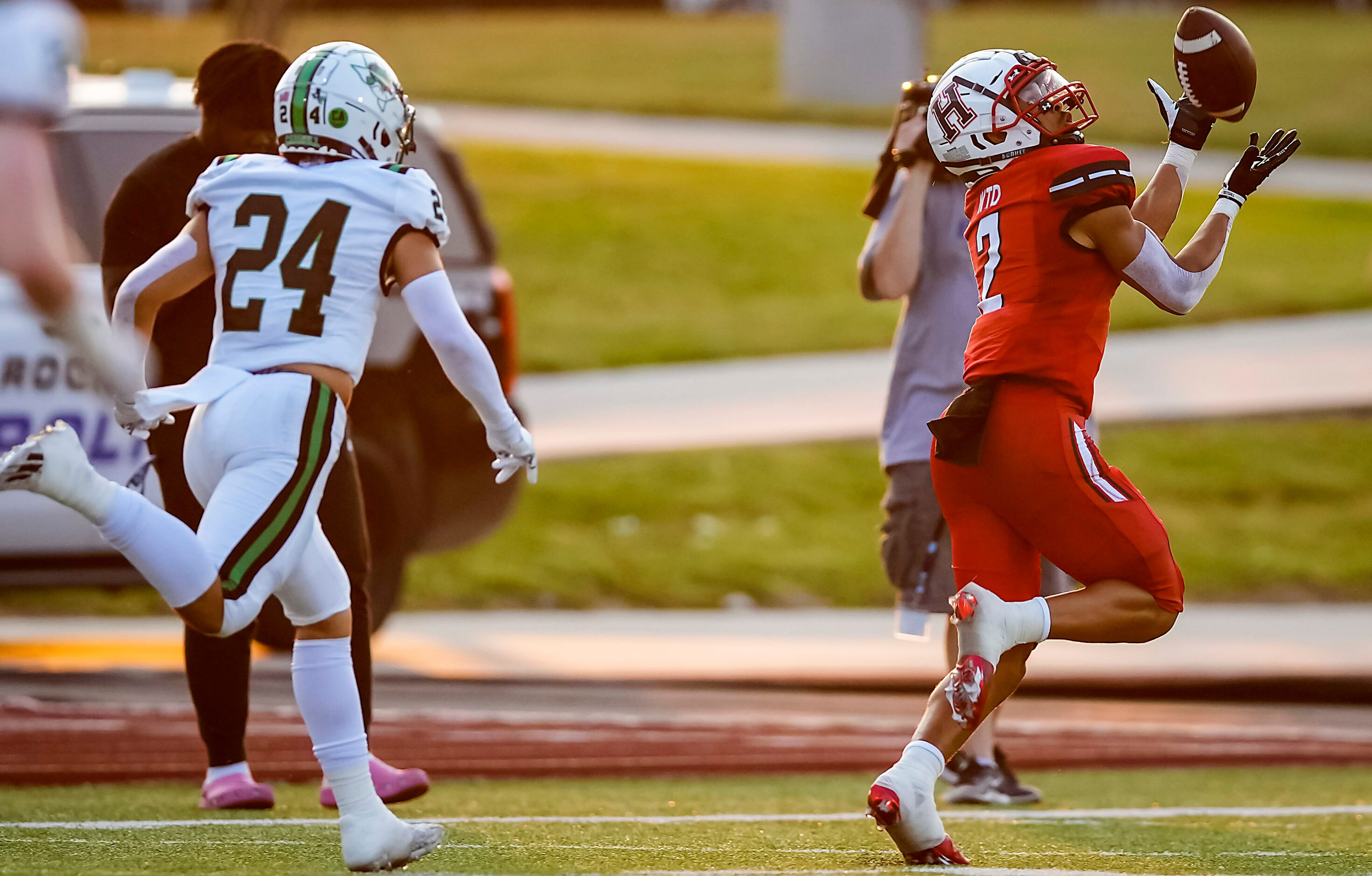 Rockwall-Heath wide receiver Jordan Nabors (2) hauls in a 58-yard touchdown pass as...