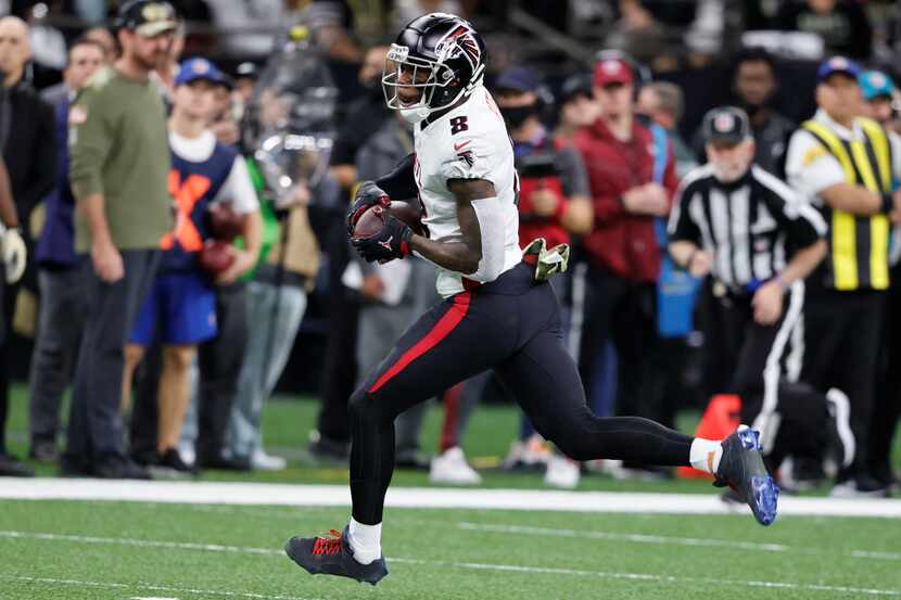 Atlanta Falcons tight end Kyle Pitts (8) runs against the New Orleans Saints during the...