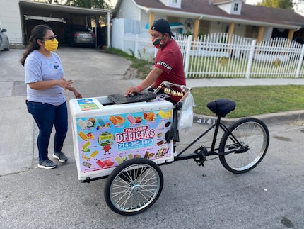 Un paletero y un grupo de organizadores tomaron las calles de un vecindario en Bachman Lake...