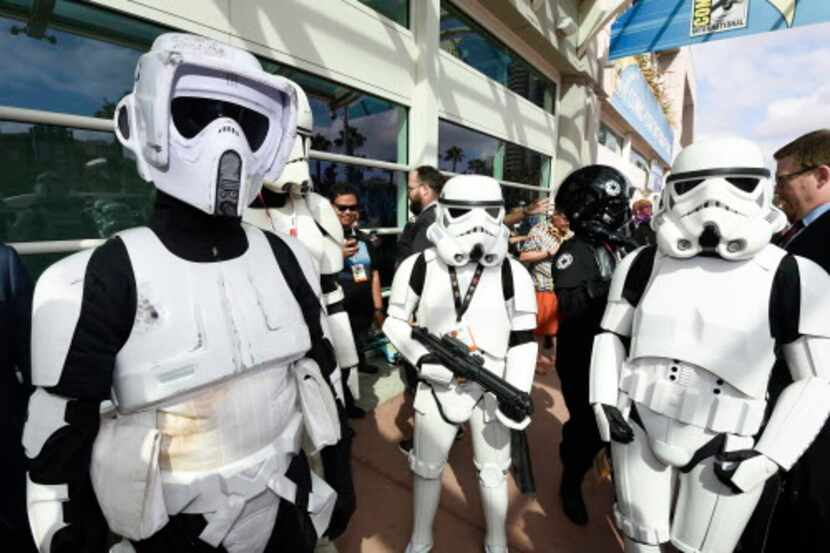 Fans suelen disfrazarse de Stormtroopers para los estrenos de las películas de Star Wars. ...