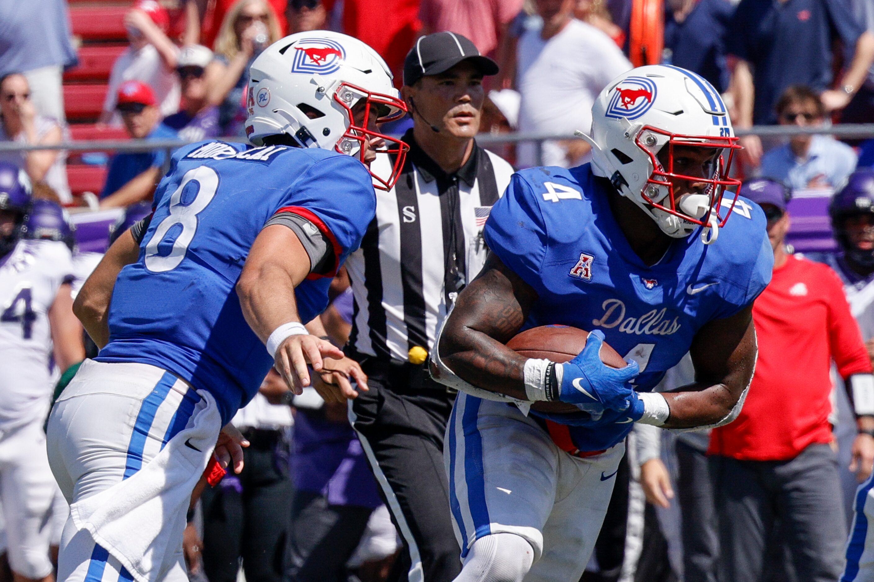 SMU running back Tre Siggers (4) runs with the ball for a touchdown after a handoff from...