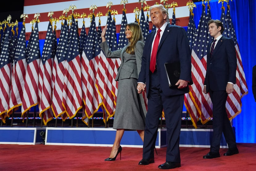 El expresidente y candidato republicano Donald Trump, Melania Trump y Barron Trump, a su...