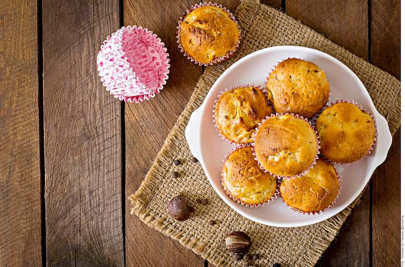 Para hacer unos muffins de manzana y nuez, usted debe acremar en la batidora la mantequilla...