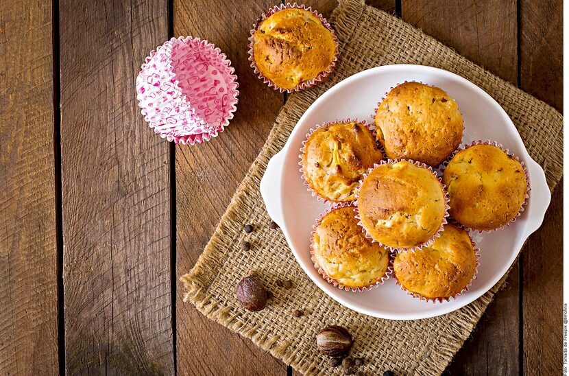 Para hacer unos muffins de manzana y nuez, usted debe acremar en la batidora la mantequilla...