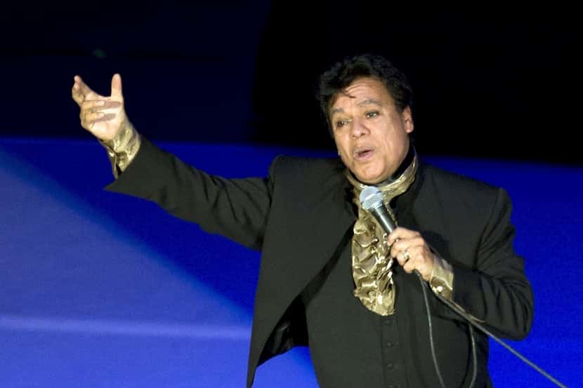 El cantautor mexicano Juan Gabriel durante su presentación en el Auditorio Nacional de la...
