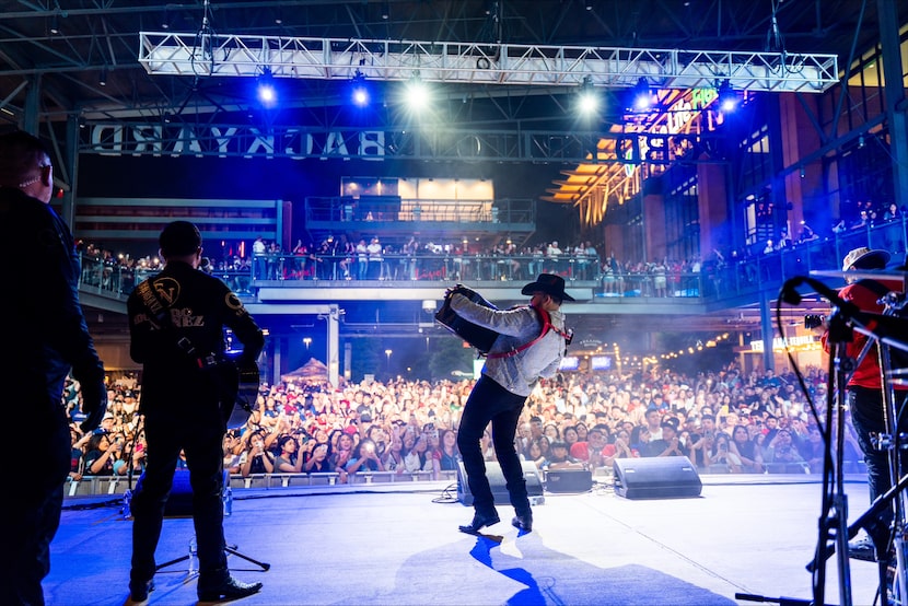 Edgardo Núñez con su acordeón amenizando un evento denominado Viva Tejas de los Texas...