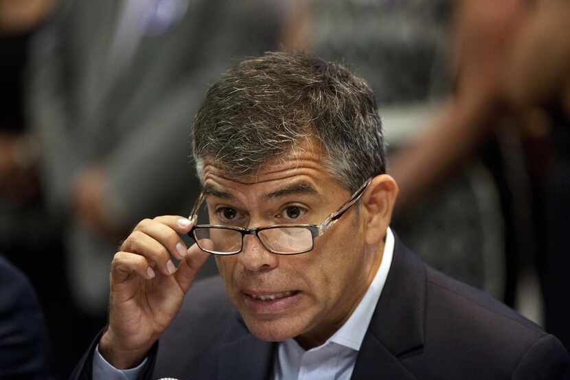 El candidato presidencial Julio Guzmán fue sacado dela contienda electoral de Perú, por...