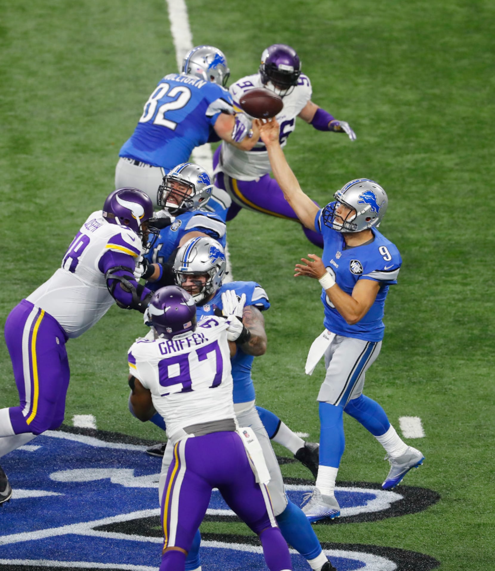 Former Lions offensive tackle Riley Reiff lands with another NFC North team