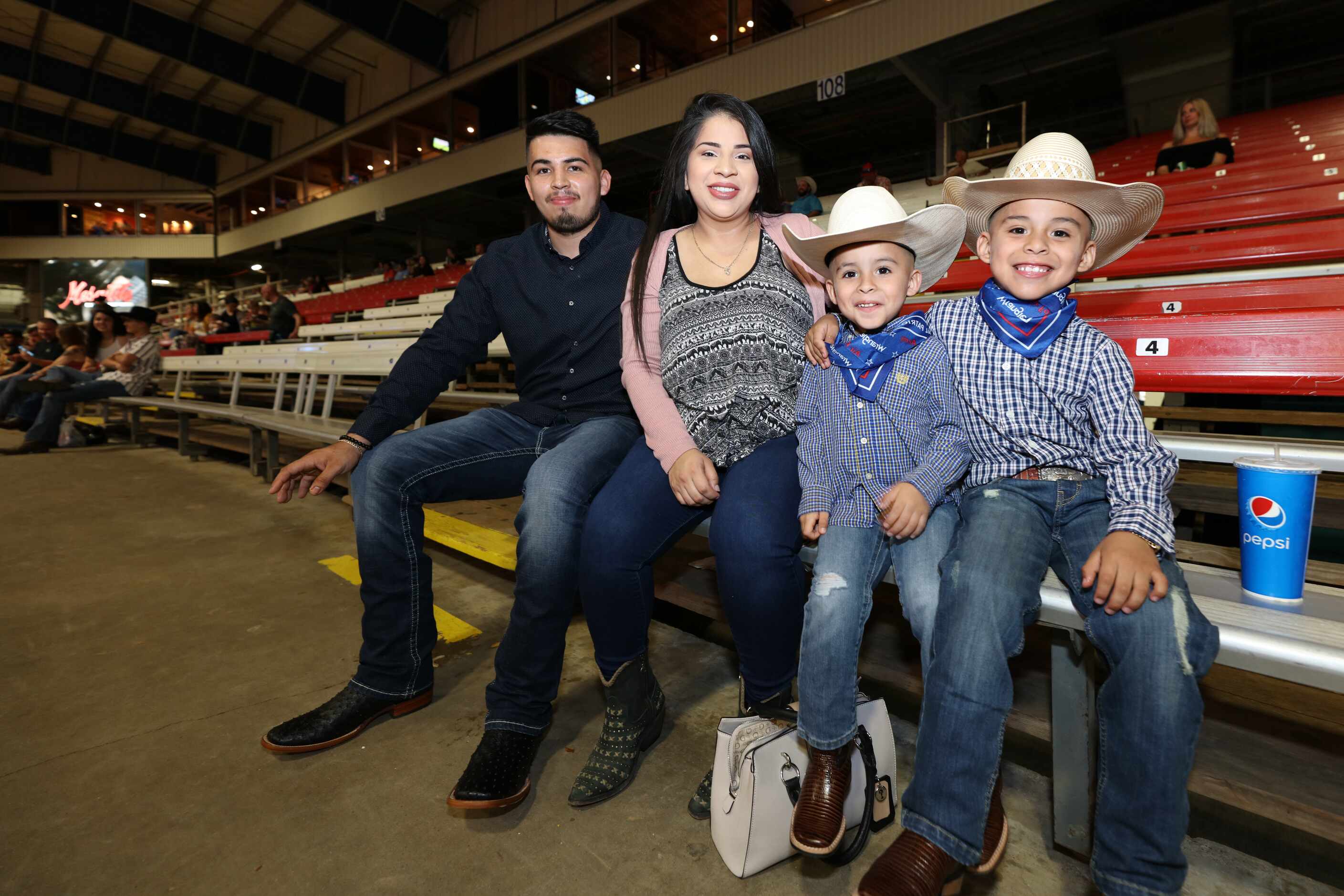 Víctor Cisneros y María Flores, junto a su familia, disfrutan del regreso al Rodeo de...