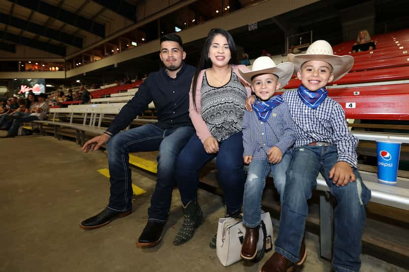 Víctor Cisneros y María Flores, junto a su familia, disfrutan del regreso al Rodeo de...