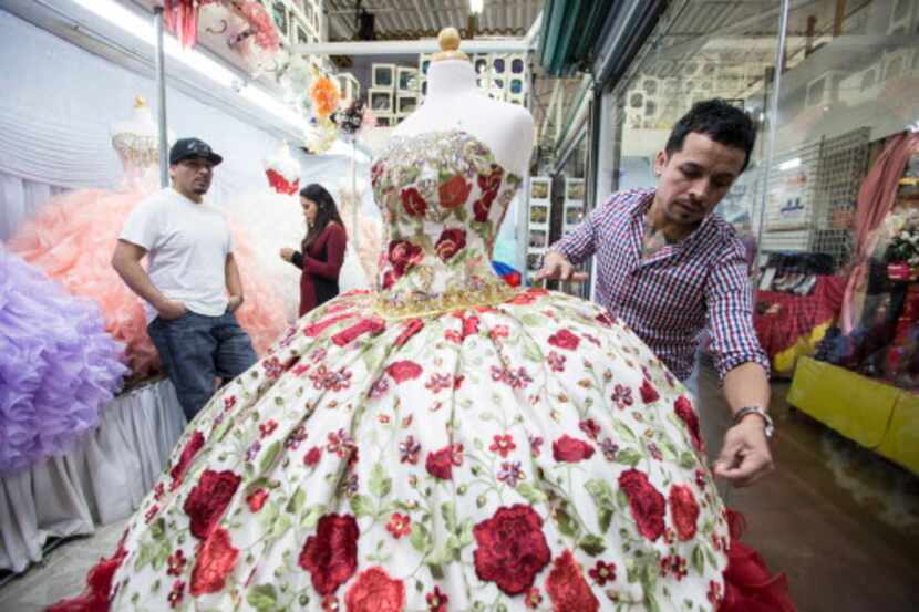 El diseñador Luis García, que expone sus vestidos en el Harry Hines Bazaar de Dallas, le...