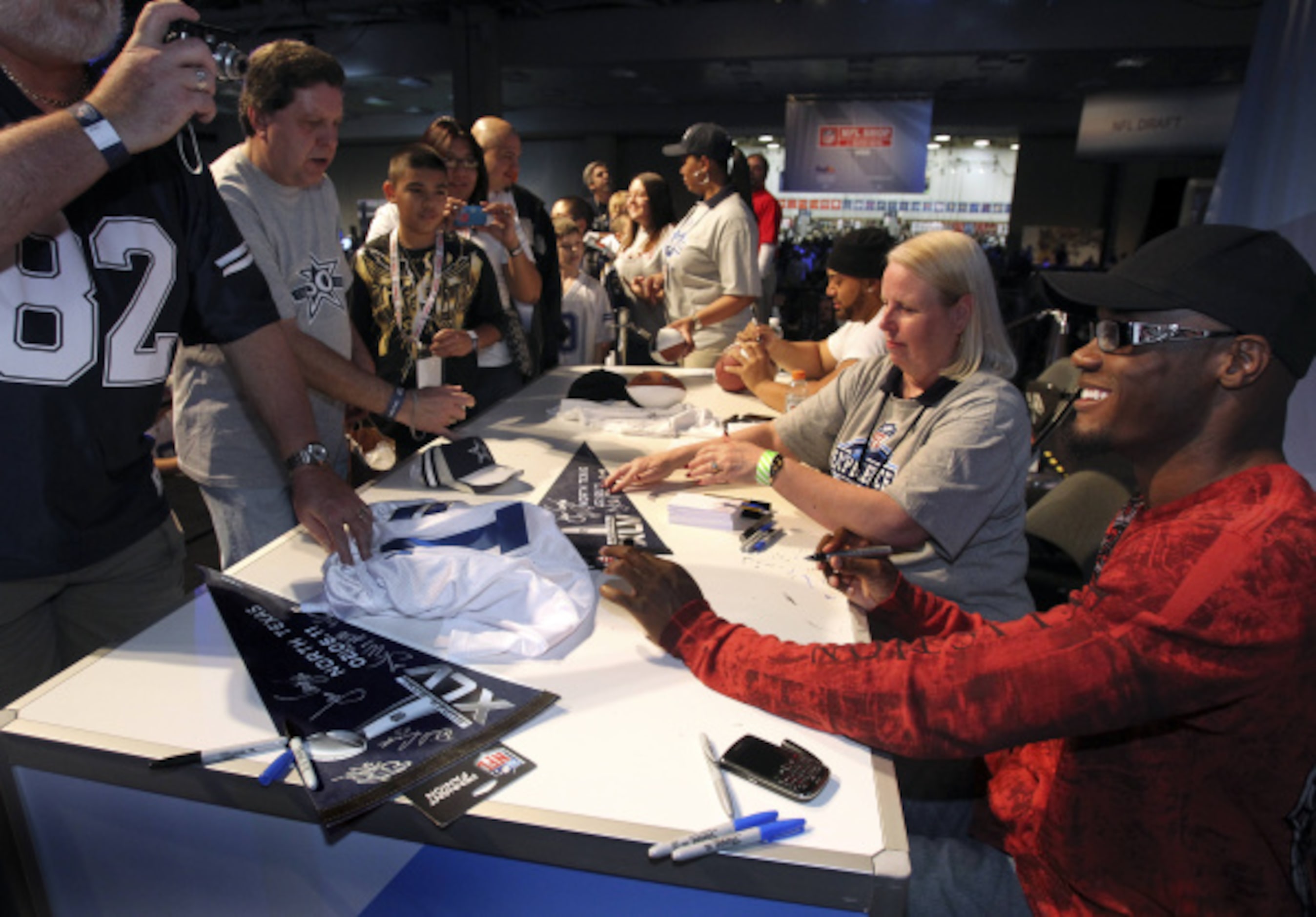 Dallas Cowboys WR Roy Williams, right, signs autographs during the NFL Memorabilia Road Show...