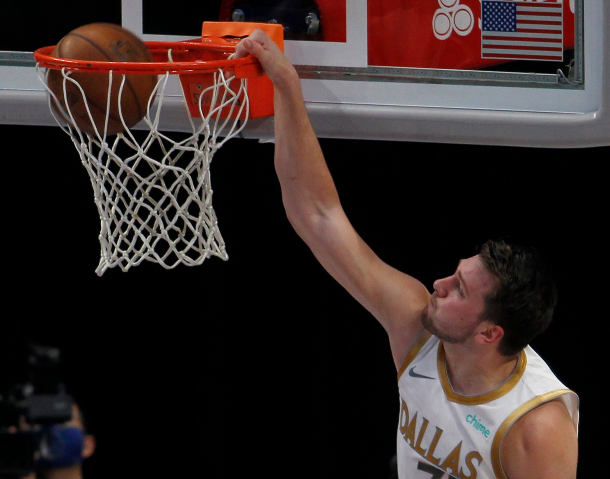 Dallas Mavericks point guard Luka Doncic (77) scores on an uncontested dunk during the 4th...