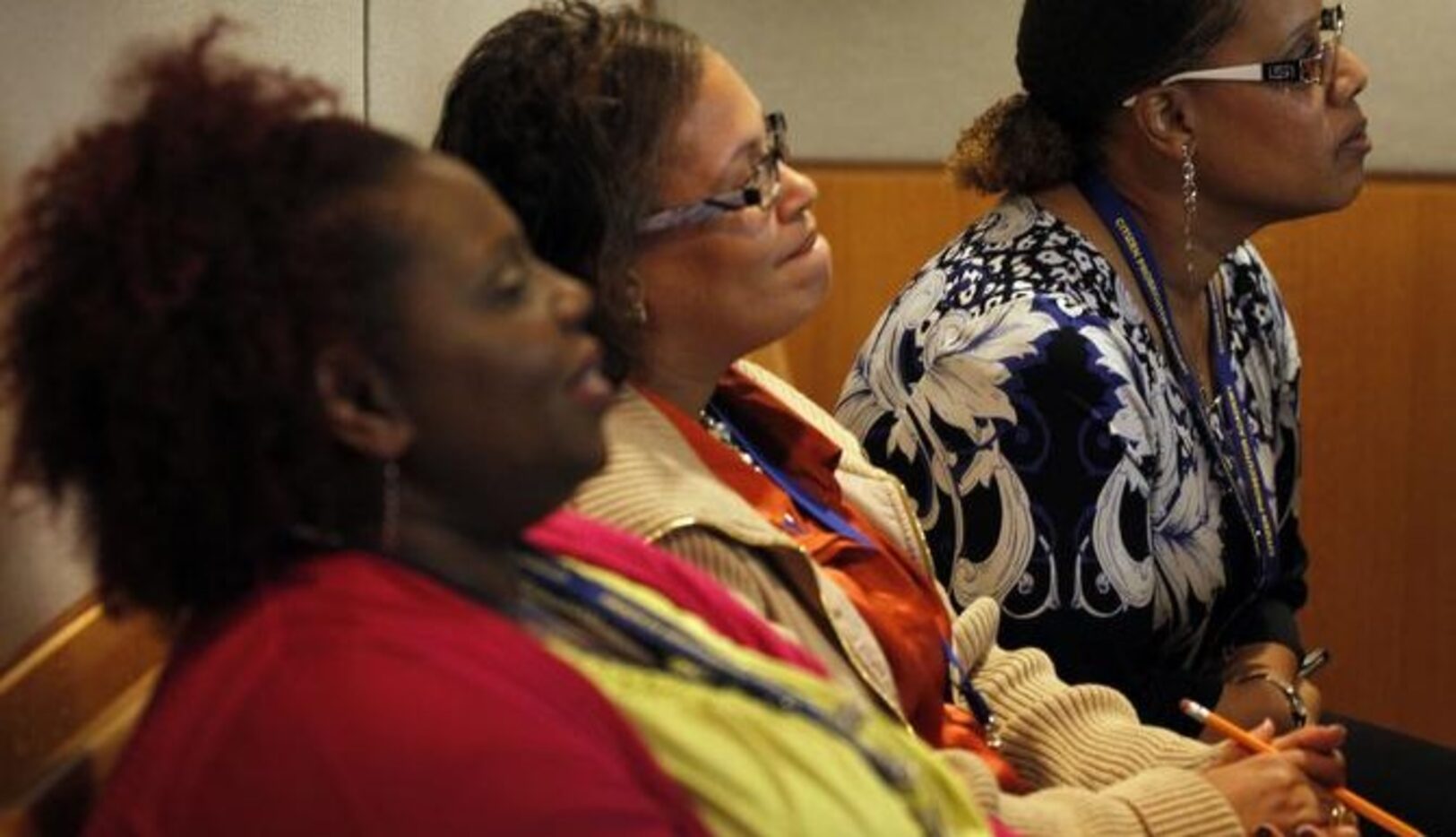 LaNora Fergurson (izq.), Peggy Johnson y Catheryn Allen prestan atención durante un curso...