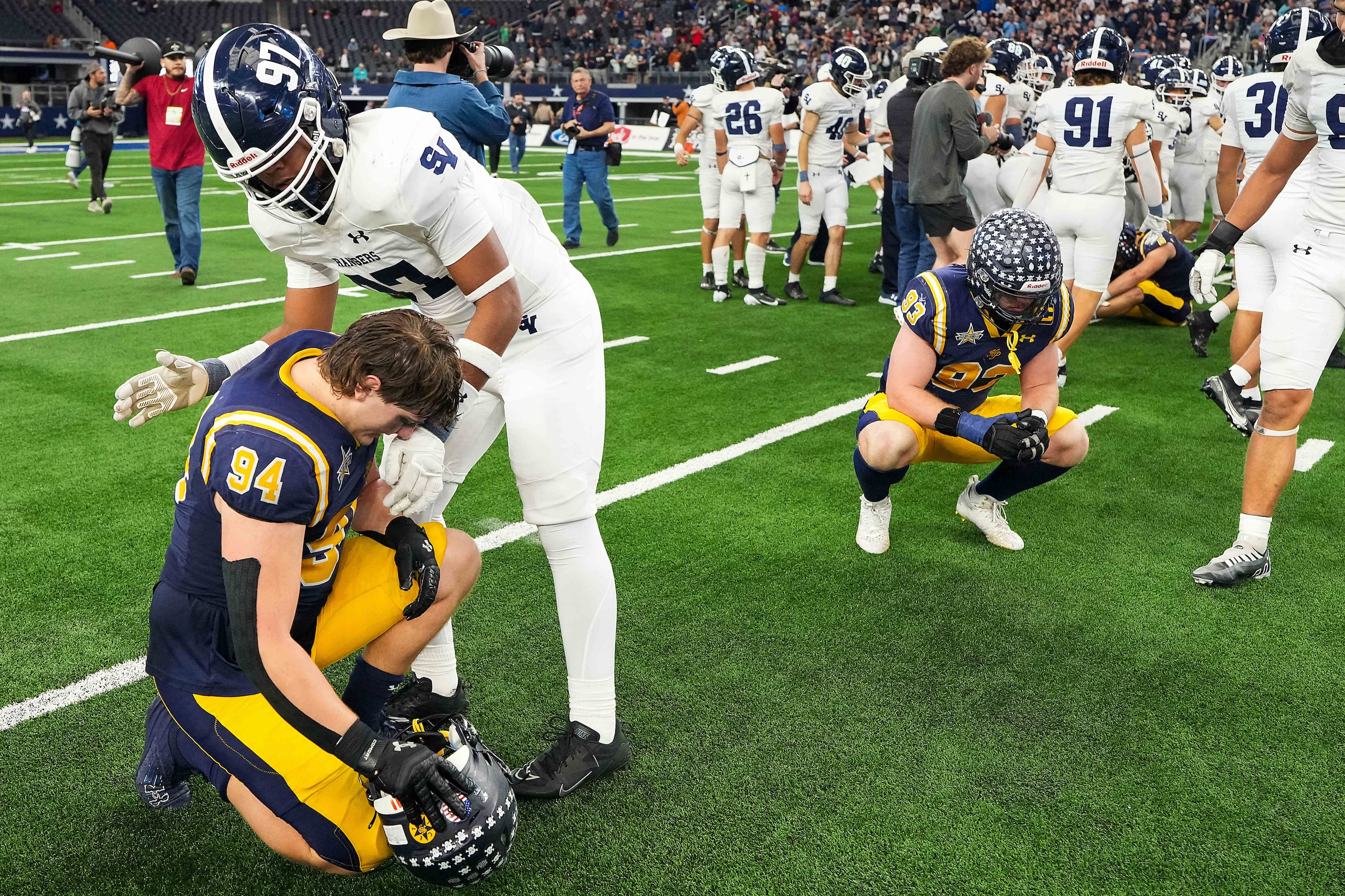 Highland Park's Hank Leigh (94) is consoled by Smithson Valley's Truth Duvall-El (97) after...