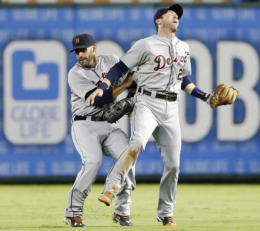 Detroit Tigers third baseman Andrew Romine (27) runs into Detroit Tigers right fielder J.D....