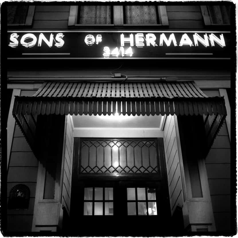 The Sons of Hermann Hal, un salón de baile en Elm Street, tiene reporte de una pareja de...